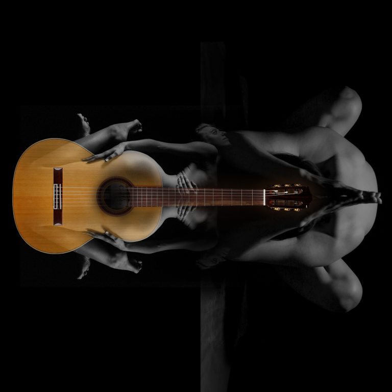 Ilustración sobre fotografía titulada “Con más alma” (2019), portada del disco Alma de Bolero de Pancho Delgado, guitarra clásica y figura humana en composición simétrica